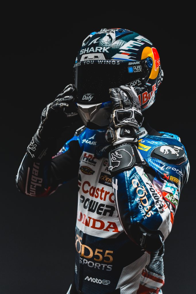 Johann Zarco ajuste son casque avant GP France 2026 combinaison spéciale