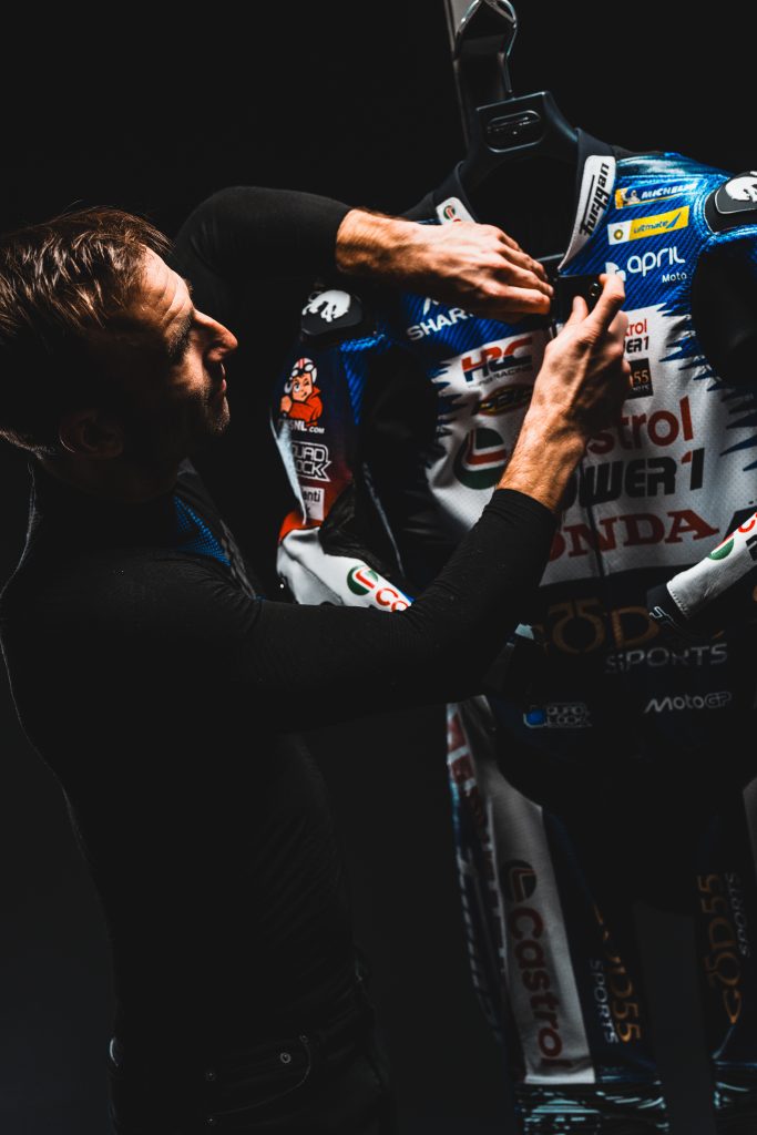 Zarco ajuste le haut de sa combinaison GP France 2026 détail technique