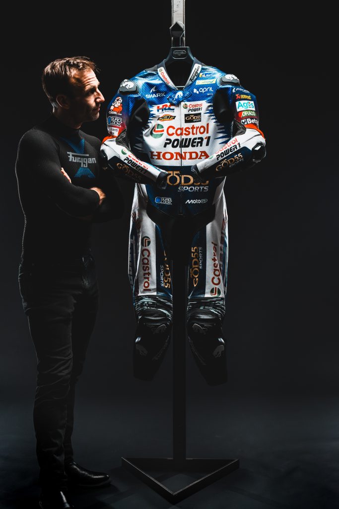 Johann Zarco examine sa combinaison GP France 2026 en studio
