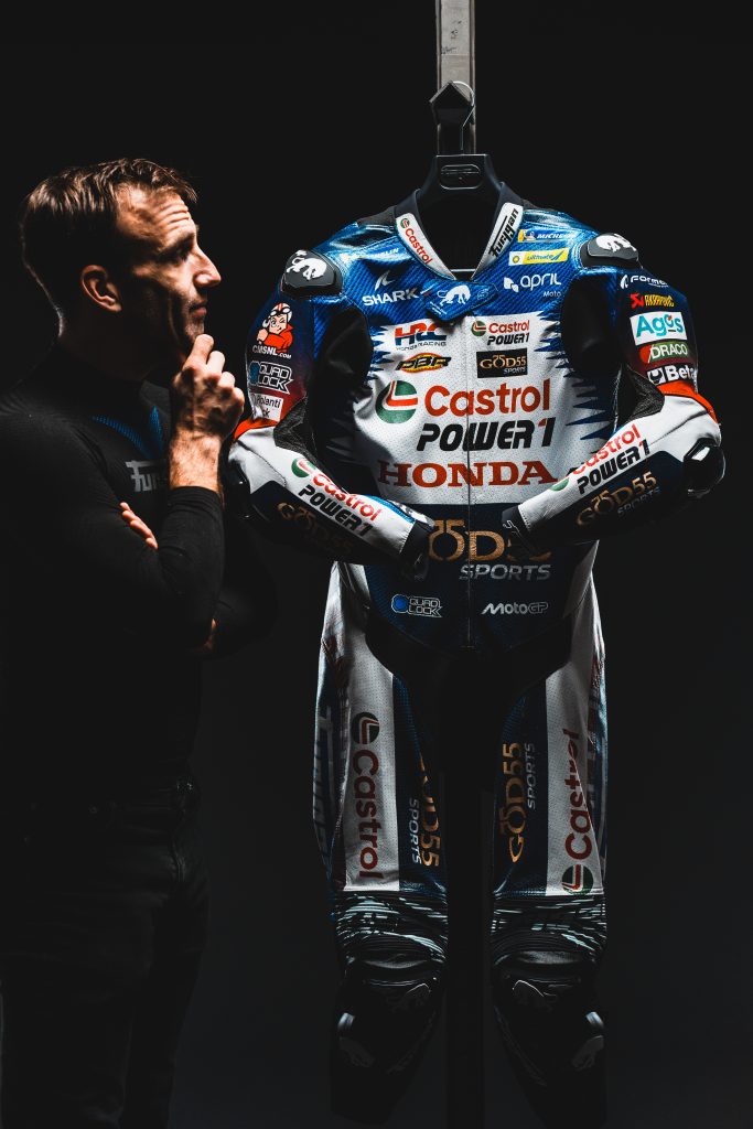 Johann Zarco regarde sa combinaison GP France 2026 avant course