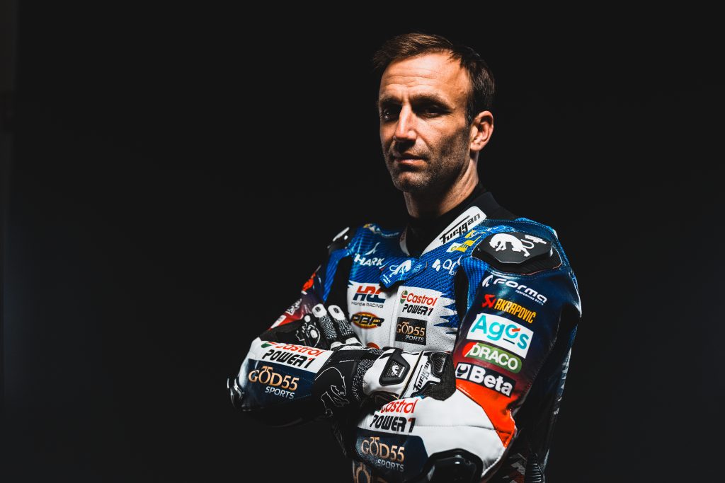 Portrait officiel de Johann Zarco combinaison GP France 2026 bras croisés