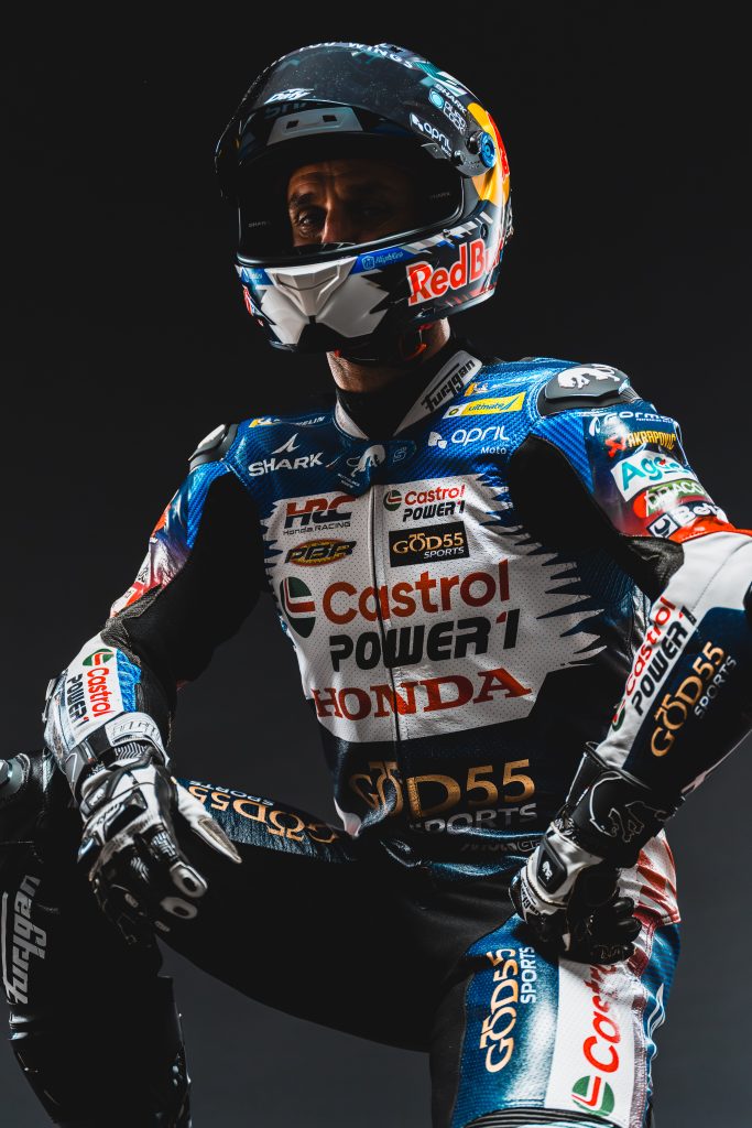 Johann Zarco avec casque et combinaison GP de France 2026 en studio