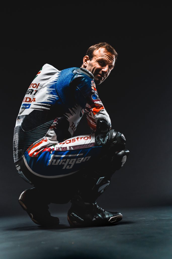 Zarco accroupi avec combinaison GP France 2026 séance photo studio